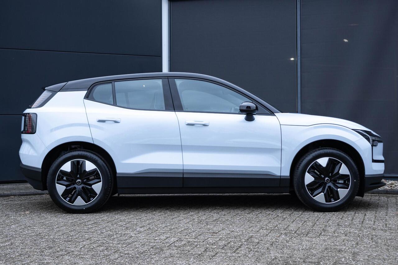 Volvo EX30 Single Motor Plus Europa 51 kWh | Semi-elektrische trekhaak | Stuur & Stoelverwarming | Elektrisch verstelbare stoelen | Dak in hoogglans zwart | Apple Car Play