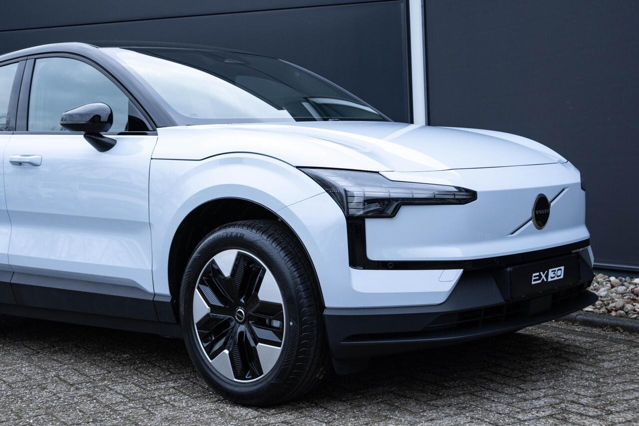 Volvo EX30 Single Motor Plus Europa 51 kWh | Semi-elektrische trekhaak | Stuur & Stoelverwarming | Elektrisch verstelbare stoelen | Dak in hoogglans zwart | Apple Car Play