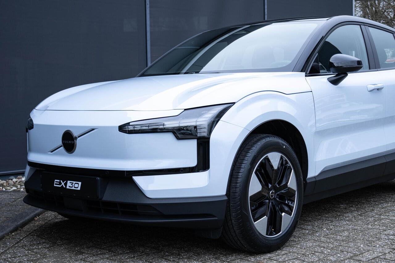 Volvo EX30 Single Motor Plus Europa 51 kWh | Semi-elektrische trekhaak | Stuur & Stoelverwarming | Elektrisch verstelbare stoelen | Dak in hoogglans zwart | Apple Car Play