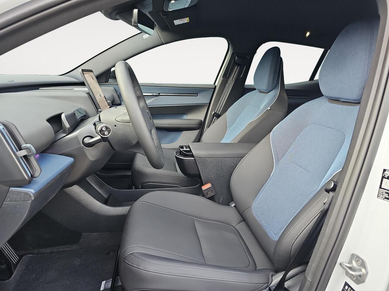 Volvo EX30 Single Motor Extended Range Plus 69 kWh | PRIVATE LEASE VANAF: ¤694 p.m. | Stoelverwarming | Keyless Entry | Harman/Kardon |