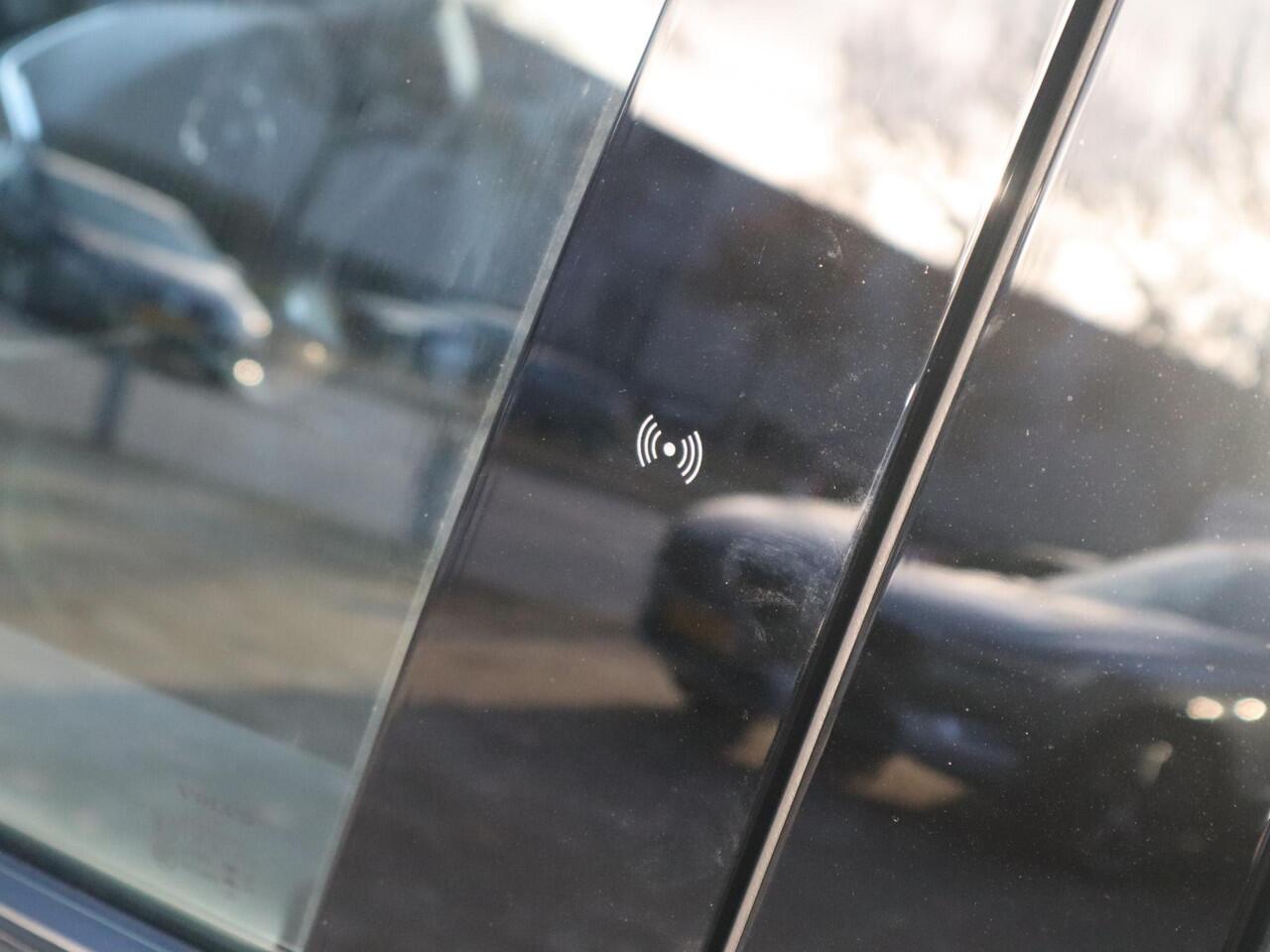 Volvo EX30 Single Motor Extended Range Ultra 69 kWh | Verwarmbare voorstoelen| Stuurwielverwarming| 360* Camera| Panoramadak| Harman Kardon audiosysteem|