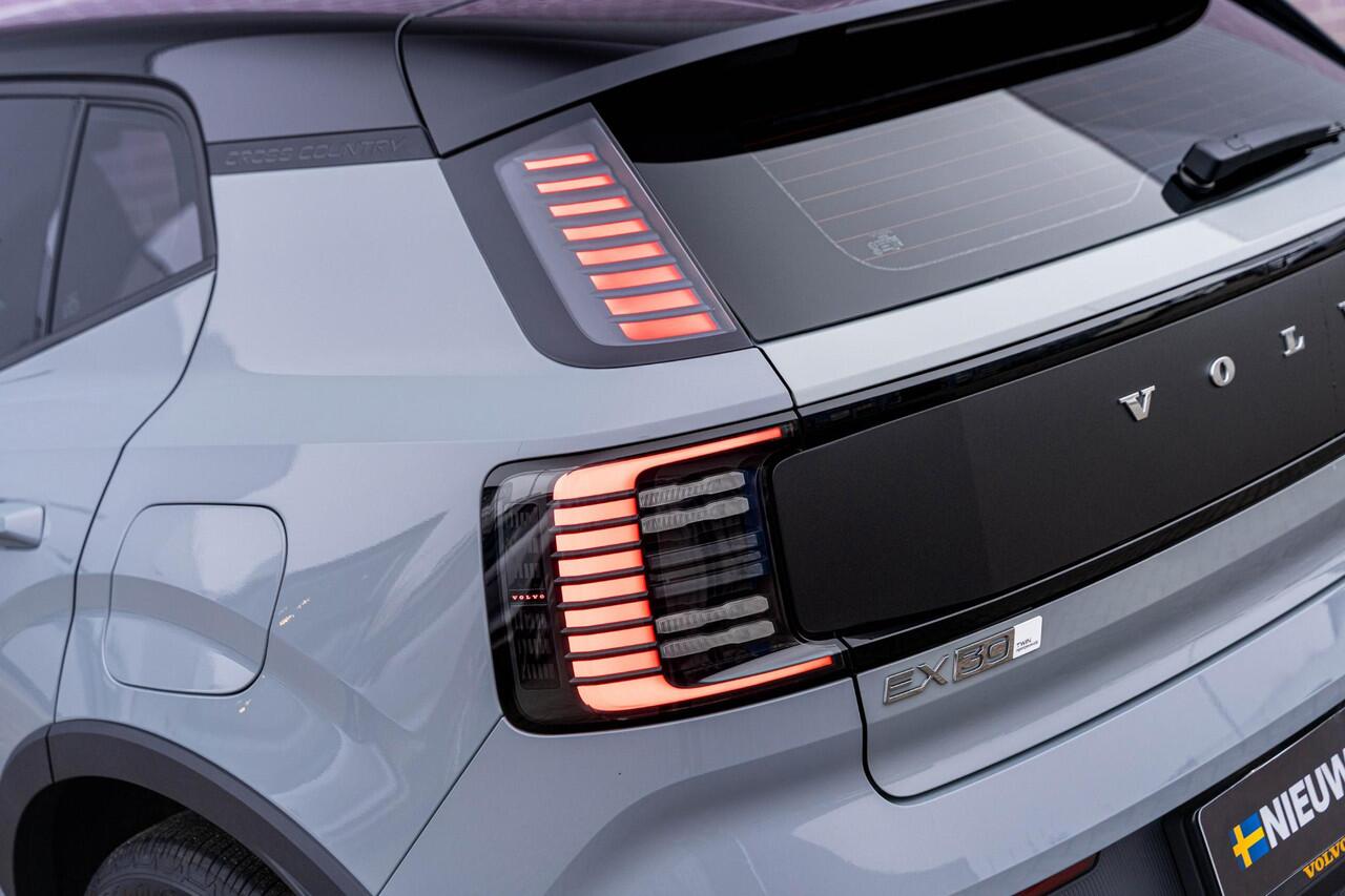 Volvo EX30 Cross Country Twin Motor Performance 69 kWh Ultra | Google | Panoramadak | Elek. Stoelen | Adaptieve Cruise Control | Harman Kardon Audio | Stoel-/Stuurverwarming | Trekhaak | 360 Camera | Elek. Achterklep | Getint Glas | Dodehoekdetectie | Pilot Assist |