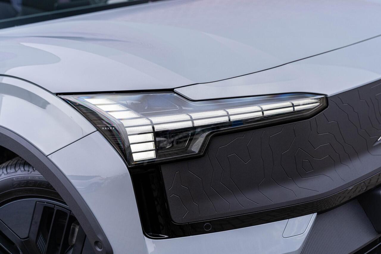 Volvo EX30 Cross Country Twin Motor Performance 69 kWh Ultra | Google | Panoramadak | Elek. Stoelen | Adaptieve Cruise Control | Harman Kardon Audio | Stoel-/Stuurverwarming | Trekhaak | 360 Camera | Elek. Achterklep | Getint Glas | Dodehoekdetectie | Pilot Assist |