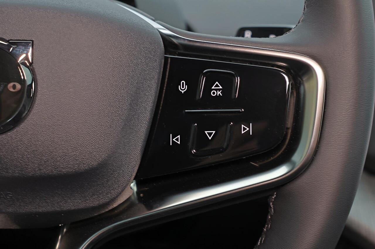 Volvo EX30 Cross Country Twin Motor Performance Ultra 69 kWh Adaptieve cruise control - Panoramadak - Elektrisch verstelbare stoelen - 360º Camera - Verwarmbare voorstoelen & stuuwiel - Harman Kardon Audio - Keyless - Elektrisch bedienbare achterklep - Getinte rame