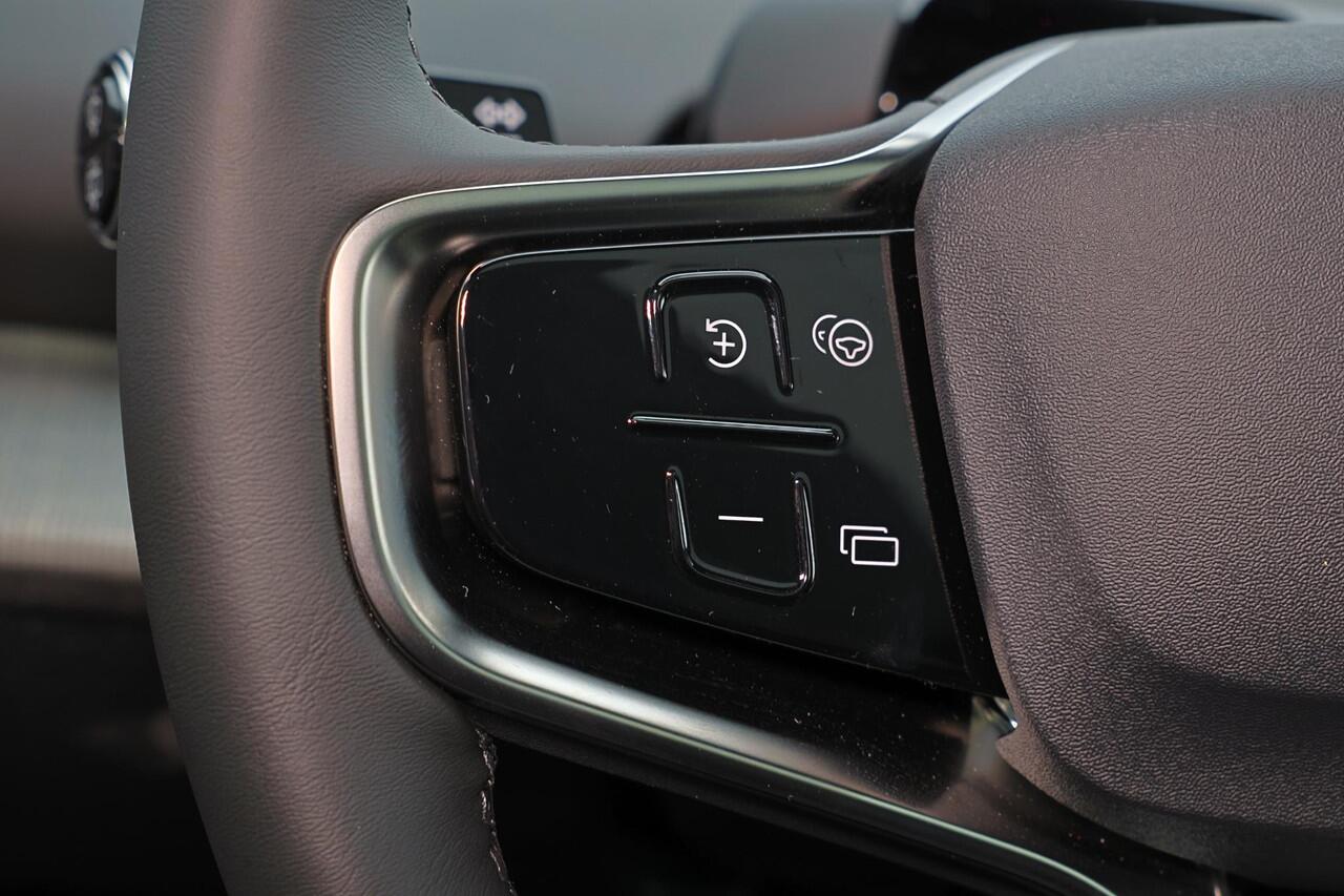 Volvo EX30 Cross Country Twin Motor Performance Ultra 69 kWh Adaptieve cruise control - Panoramadak - Elektrisch verstelbare stoelen - 360º Camera - Verwarmbare voorstoelen & stuuwiel - Harman Kardon Audio - Keyless - Elektrisch bedienbare achterklep - Getinte rame