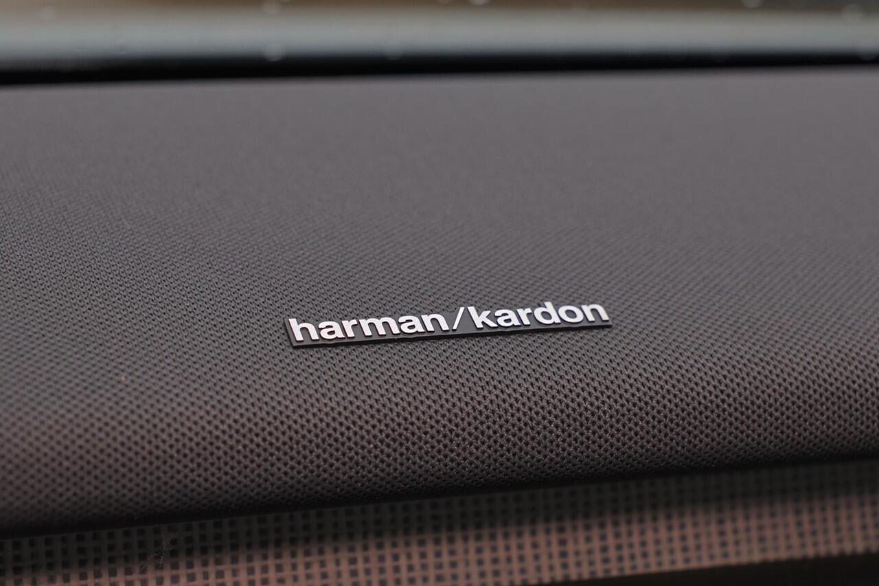 Volvo EX30 Cross Country Twin Motor Performance Ultra 69 kWh Adaptieve cruise control - Panoramadak - Elektrisch verstelbare stoelen - 360º Camera - Verwarmbare voorstoelen & stuuwiel - Harman Kardon Audio - Keyless - Elektrisch bedienbare achterklep - Getinte rame