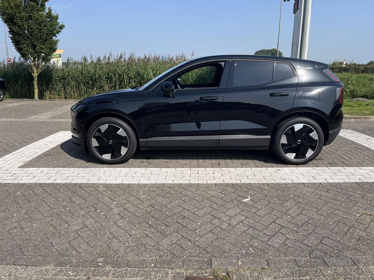 Volvo EX30 Extended Range Ultra 69 kWh | Getinte Ramen | nieuw uit voorraad | rijdende DEMO |