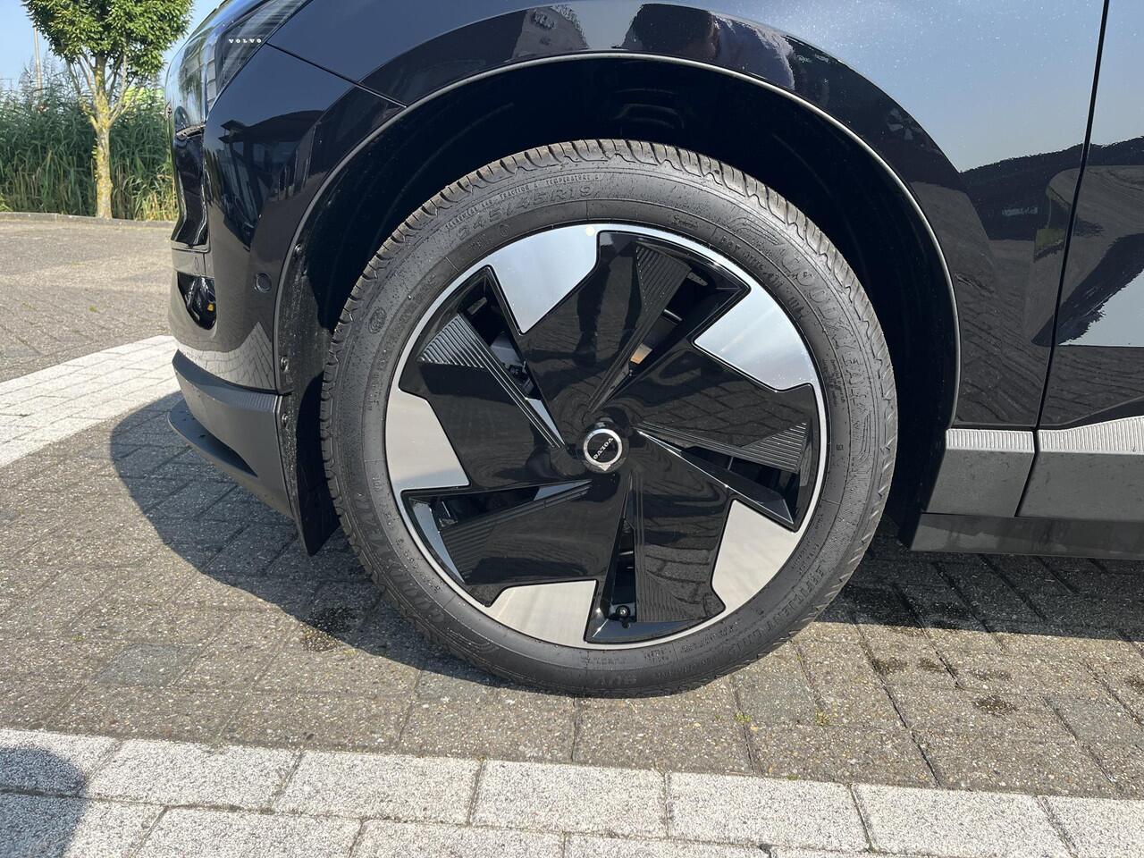 Volvo EX30 Extended Range Ultra 69 kWh | Getinte Ramen | nieuw uit voorraad | rijdende DEMO |