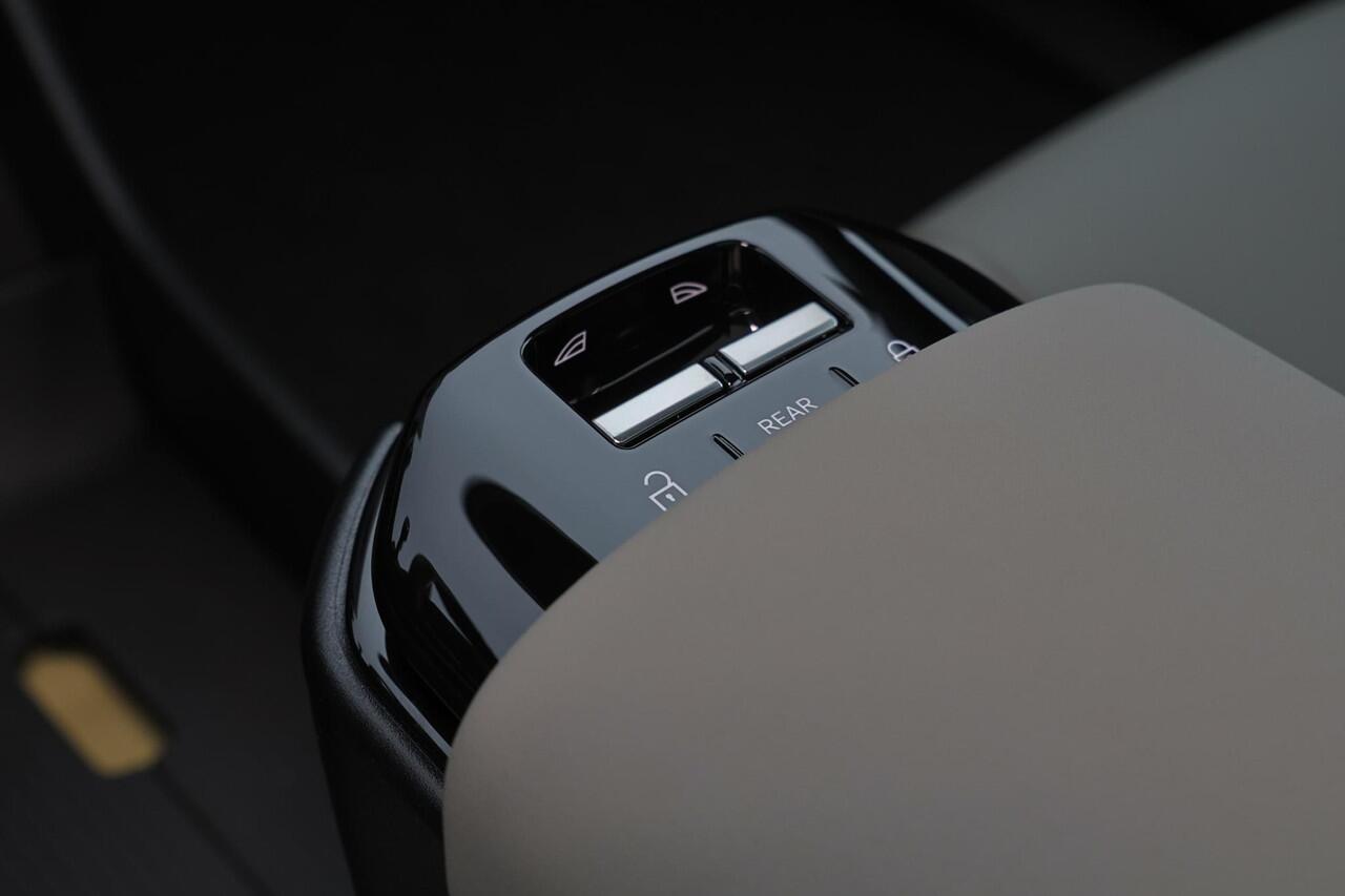 Volvo EX30 Twin Motor Performance Ultra 69 kWh Cross Country - Adaptieve cruise control - Panoramadak - Elektrisch verstelbare stoelen - 360º Camera - Verwarmbare voorstoelen & stuuwiel - Harman Kardon Audio - Keyless - Elektrisch bedienbare achterklep - Getinte ra