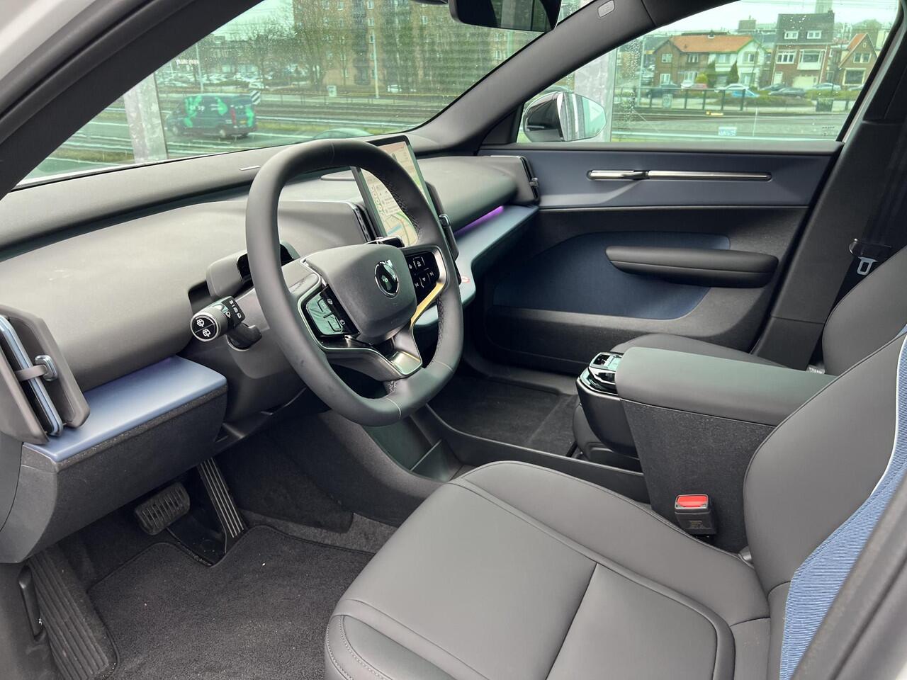 Volvo EX30 Single Motor Extended Range Plus 69 kWh Automaat, Pilot assist, BLIS, Stoelverwarming, Stuurverwarming, 20 inch wielen, 17% bijtelling, kenteken 2025