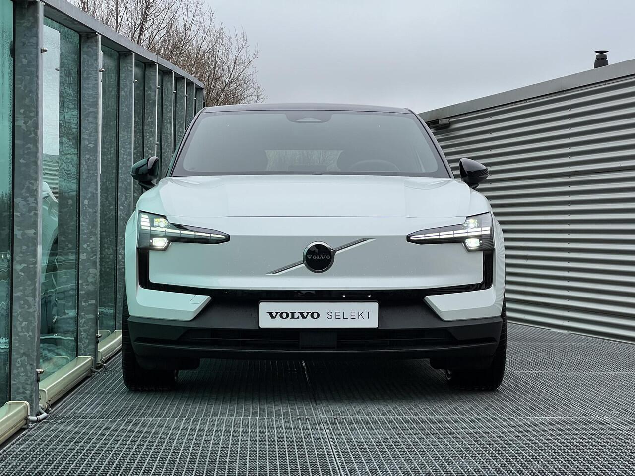 Volvo EX30 Single Motor Extended Range Plus 69 kWh Automaat, Pilot assist, BLIS, Stoelverwarming, Stuurverwarming, 20 inch wielen, 17% bijtelling, kenteken 2025