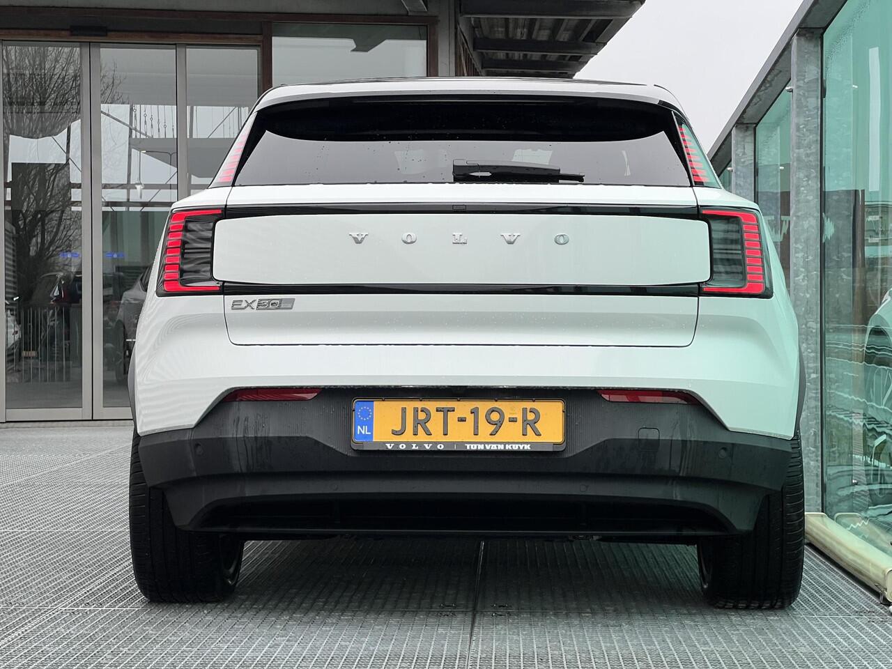 Volvo EX30 Single Motor Extended Range Plus 69 kWh Automaat, Pilot assist, BLIS, Stoelverwarming, Stuurverwarming, 20 inch wielen, 17% bijtelling, kenteken 2025