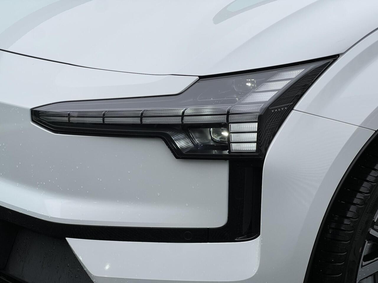 Volvo EX30 Single Motor Extended Range Plus 69 kWh Automaat, Pilot assist, BLIS, Stoelverwarming, Stuurverwarming, 20 inch wielen, 17% bijtelling, kenteken 2025