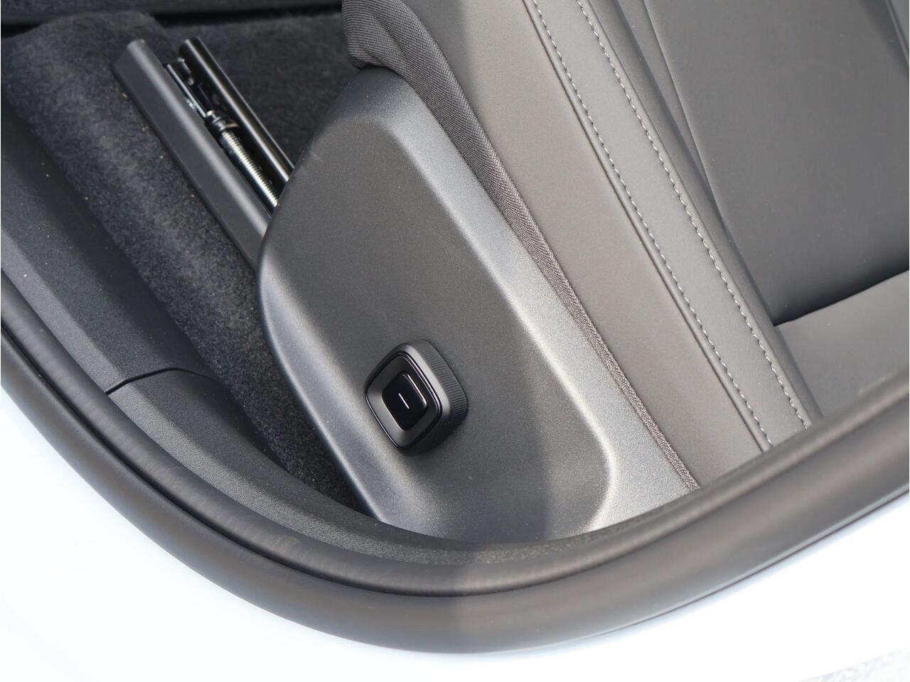 Volvo EX30 Single Motor Plus Europa 51 kWh | Climate pack | Elektr. stoelen