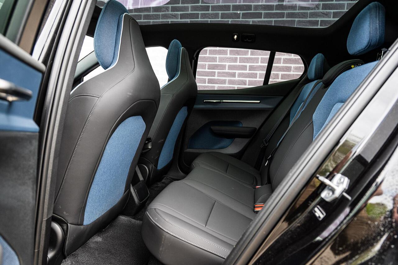 Volvo EX30 Cross Country Twin Motor Performance AWD 69 kWh Ultra | Trekhaak | 4x4 | Adaptieve Cruise | Stoel-/Stuurverwarming | Keyless | 360 Camera | Panoramadak | Elektr. Stoelen | Harman Kardon Audio | Elek. Achterklep | Getint Glas |