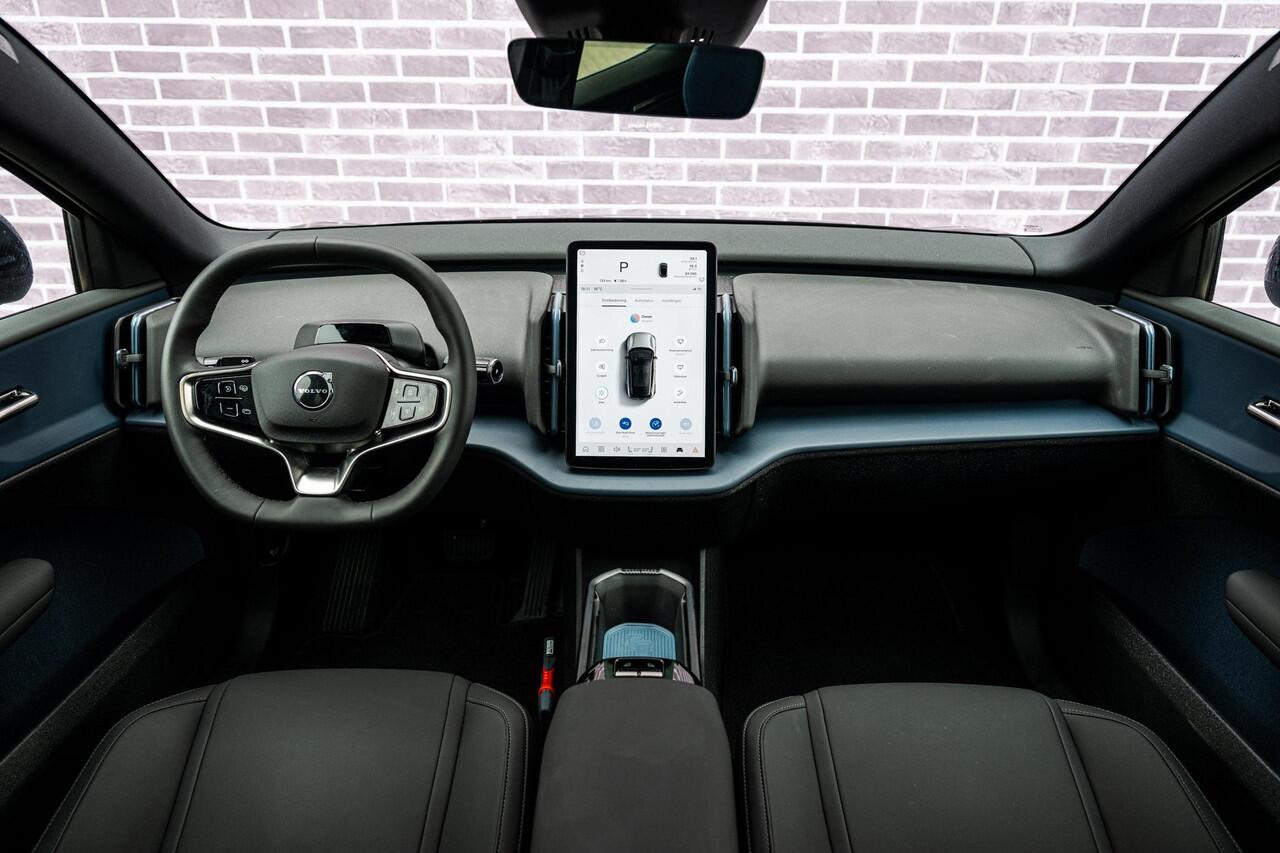Volvo EX30 Cross Country Twin Motor Performance AWD 69 kWh Ultra | Trekhaak | 4x4 | Adaptieve Cruise | Stoel-/Stuurverwarming | Keyless | 360 Camera | Panoramadak | Elektr. Stoelen | Harman Kardon Audio | Elek. Achterklep | Getint Glas |