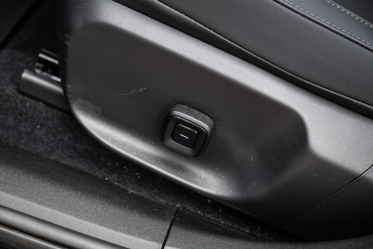 Volvo EX30 Cross Country Twin Motor Performance AWD 69 kWh Ultra | Trekhaak | 4x4 | Adaptieve Cruise | Stoel-/Stuurverwarming | Keyless | 360 Camera | Panoramadak | Elektr. Stoelen | Harman Kardon Audio | Elek. Achterklep | Getint Glas |