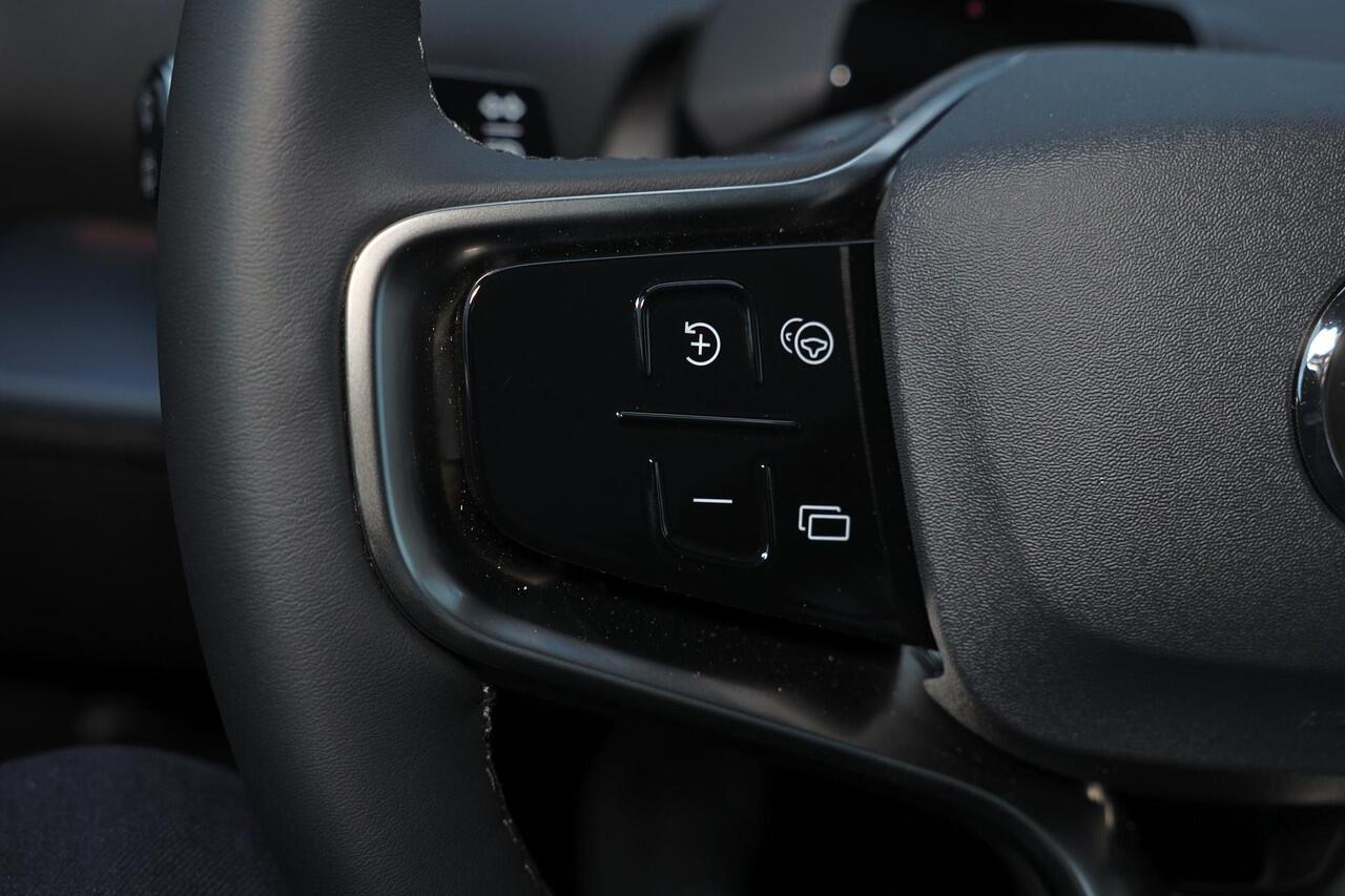 Volvo EX30 Cross Country Twin Motor Performance Ultra 69 kWh Adaptieve cruise control - Panoramadak - Elektrisch verstelbare stoelen - 360º Camera - Verwarmbare voorstoelen & stuuwiel - Harman Kardon Audio - Keyless - Elektrisch bedienbare achterklep - Getinte ramen