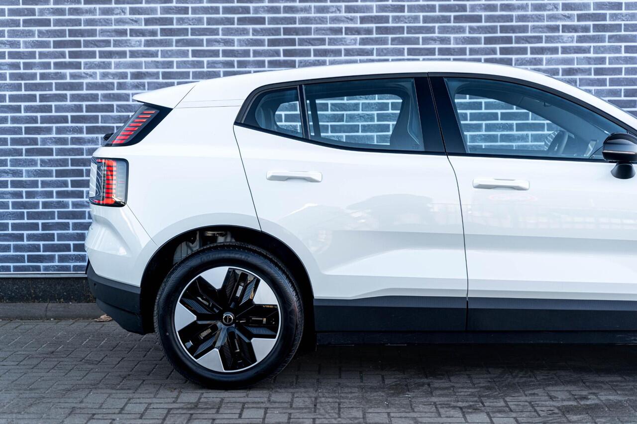 Volvo EX30 Single Motor 51 kWh Core | Google | Stoel-/Stuurverwarming | Warmtepomp | DAB | Park Assist | LED Koplampen | Apple Carplay/Android Auto | 18" LM