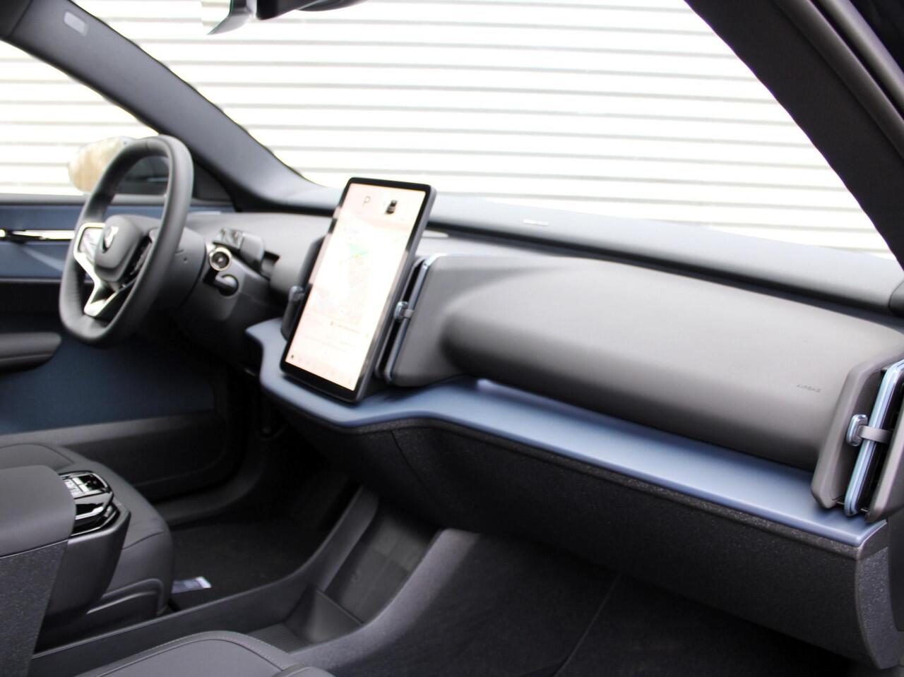 Volvo EX30 Single Motor Extended Range Plus Europa Automaat / Verwarmde voorstoelen en stuurwiel / Voorstoelen elektr. verstelbaar / Privacy Glass / 20" velgen