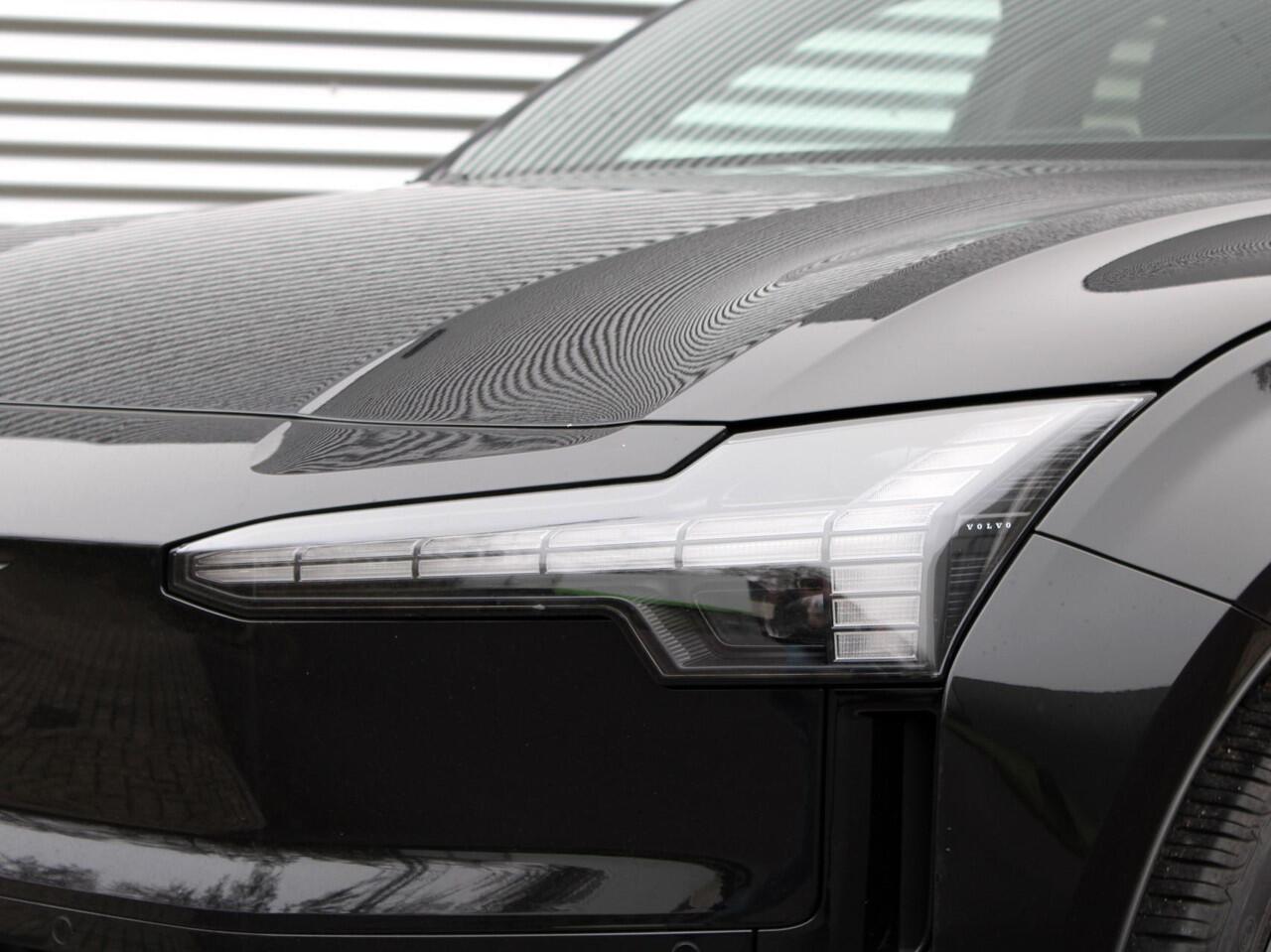 Volvo EX30 Single Motor Extended Range Plus Europa Automaat / Verwarmde voorstoelen en stuurwiel / Voorstoelen elektr. verstelbaar / Privacy Glass / 20" velgen