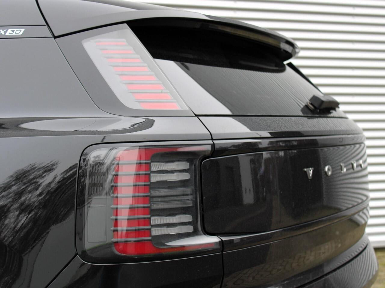 Volvo EX30 Single Motor Extended Range Plus Europa Automaat / Verwarmde voorstoelen en stuurwiel / Voorstoelen elektr. verstelbaar / Privacy Glass / 20" velgen