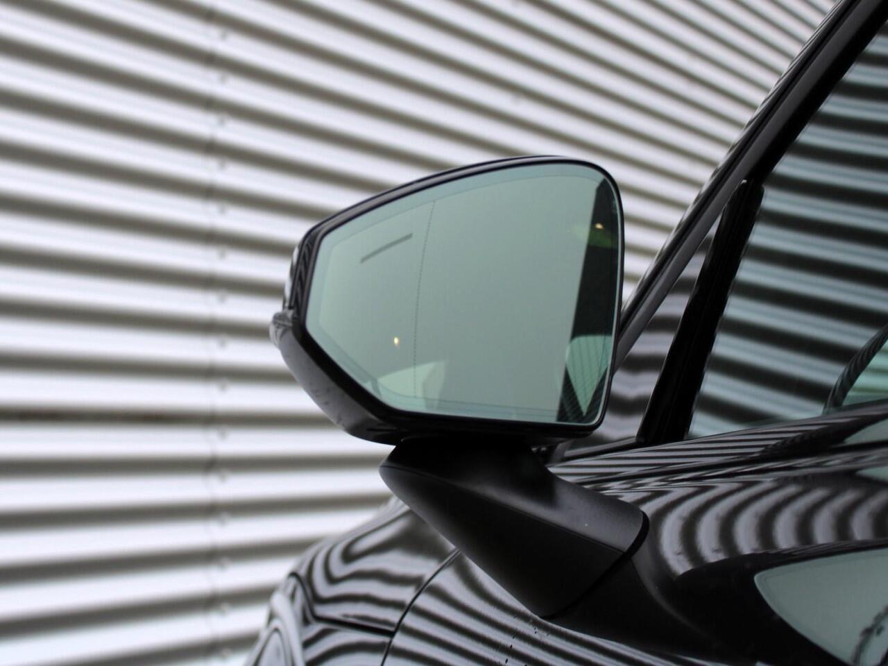 Volvo EX30 Single Motor Extended Range Plus Europa Automaat / Verwarmde voorstoelen en stuurwiel / Voorstoelen elektr. verstelbaar / Privacy Glass / 20" velgen