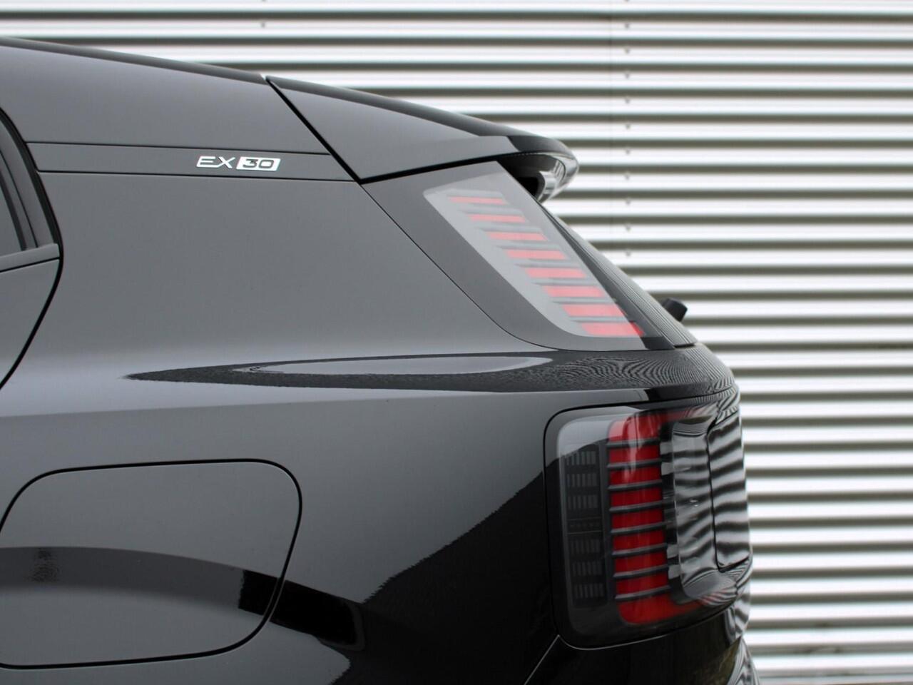 Volvo EX30 Single Motor Extended Range Plus Europa Automaat / Verwarmde voorstoelen en stuurwiel / Voorstoelen elektr. verstelbaar / Privacy Glass / 20" velgen