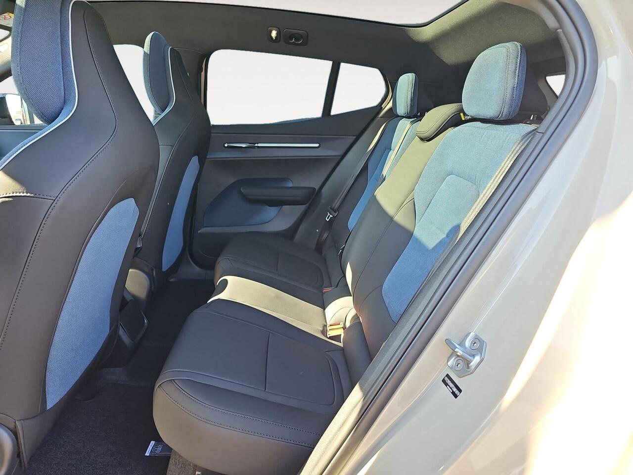 Volvo EX30 Cross Country Twin Motor Performance Ultra 69 kWh | Panoramadak | AWD | 360 graden camera | Elektrisch verstelbare voorstoelen |