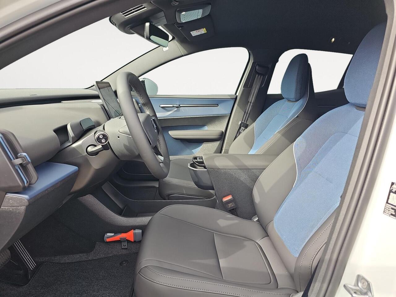 Volvo EX30 Single Motor Extended Range Plus Europa 69 kWh | Harman Kardon | Stuur- stoelverwarming | Extra getint glas | Elektrische stoelen | Apple Carplay & Android auto |