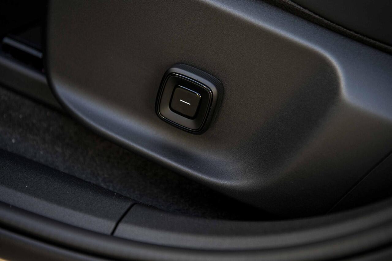 Volvo EX30 Single Motor Ext Range Plus Black Ed Europa 69 kWh | Adaptieve Cruise Control | Stoel-/Stuurverwarming | Harman Kardon Audio | BLIS | Getint Glas |
