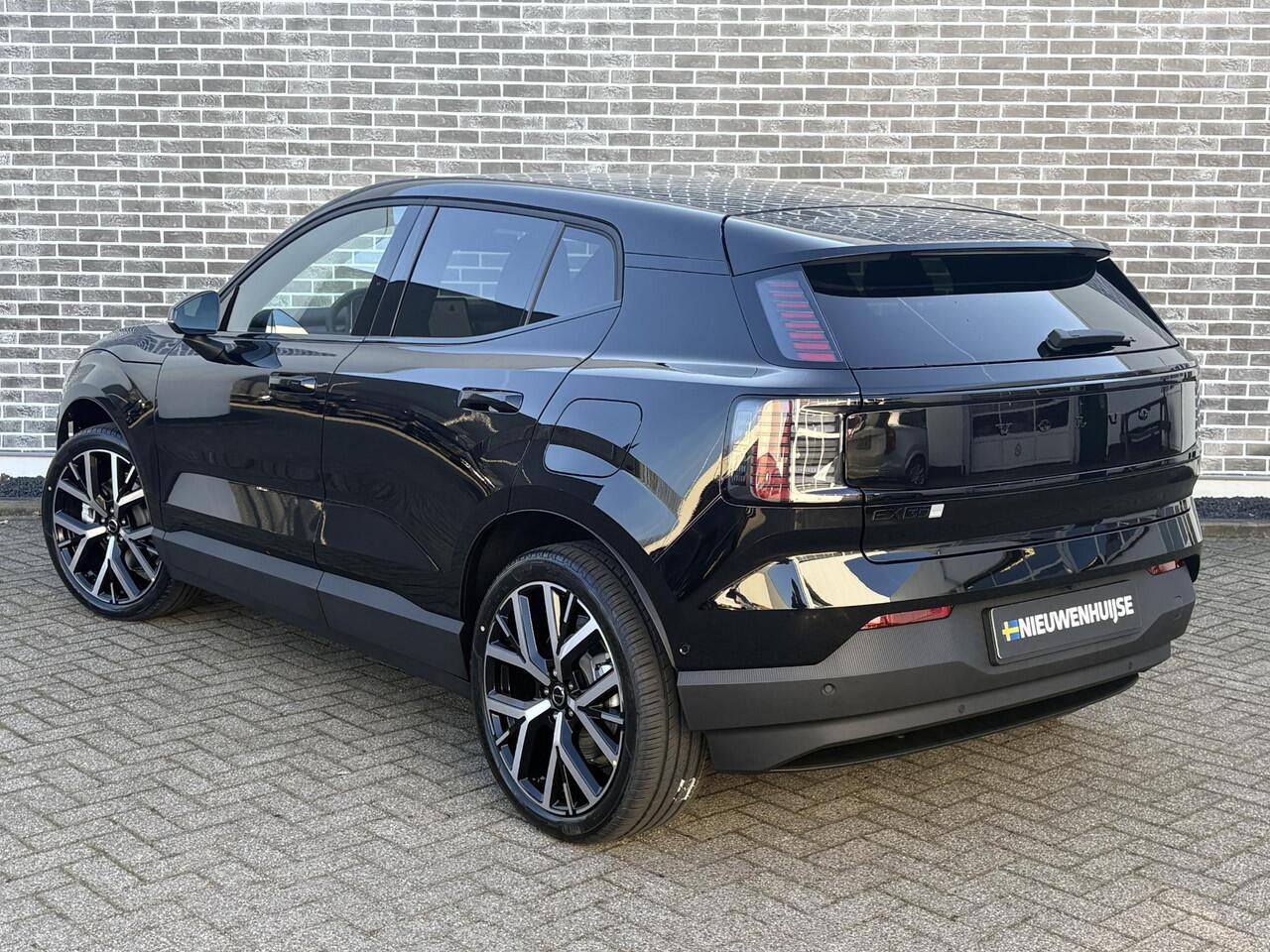 Volvo EX30 Single Motor Ext Range Plus Black Ed Europa 69 kWh | Adaptieve Cruise Control | Stoel-/Stuurverwarming | Harman Kardon Audio | BLIS | Getint Glas |