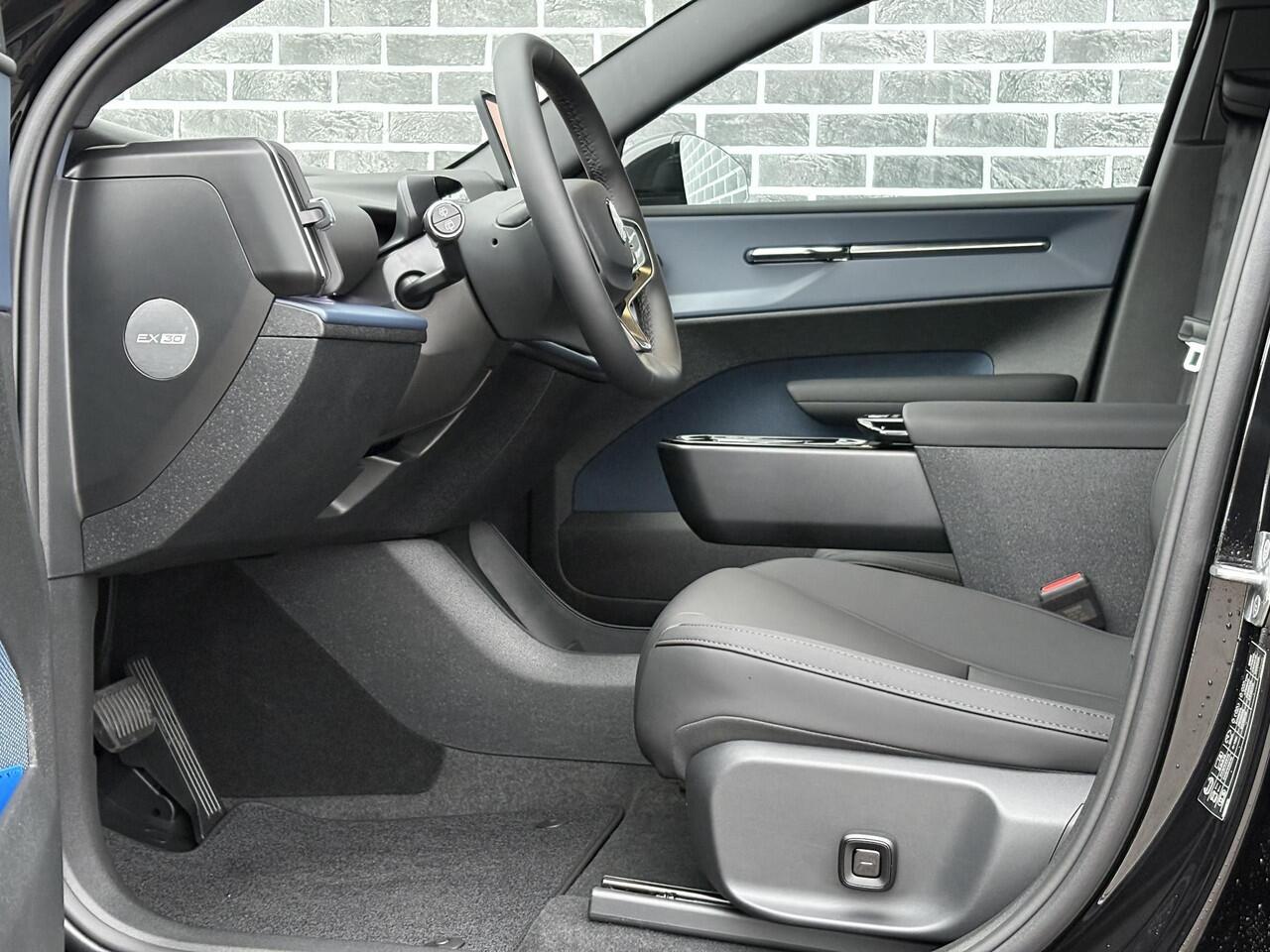 Volvo EX30 Single Motor Ext Range Plus Black Ed Europa 69 kWh | Google | Long Range | Adaptieve Cruise Control | DAB | Elek. Stoelen | Keyless | Warmtepomp | Camera | Elek. Achterklep | Harman Kardon Audio | Stoel-/Stuurverwarming | Getint Glas | 20" LM