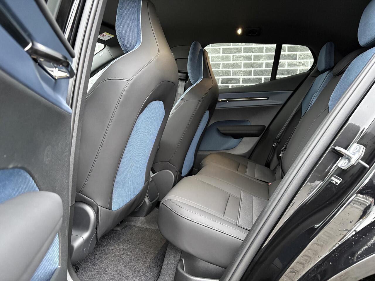Volvo EX30 Single Motor Ext Range Plus Black Ed Europa 69 kWh | Google | Long Range | Adaptieve Cruise Control | DAB | Elek. Stoelen | Keyless | Warmtepomp | Camera | Elek. Achterklep | Harman Kardon Audio | Stoel-/Stuurverwarming | Getint Glas | 20" LM