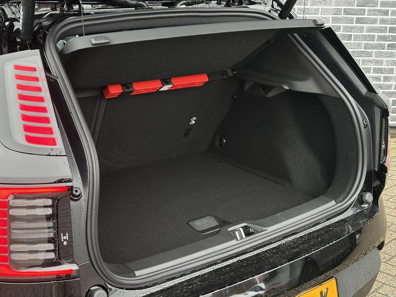 Volvo EX30 Single Motor Ext Range Plus Black Ed Europa 69 kWh | Google | Long Range | Adaptieve Cruise Control | DAB | Elek. Stoelen | Keyless | Warmtepomp | Camera | Elek. Achterklep | Harman Kardon Audio | Stoel-/Stuurverwarming | Getint Glas | 20" LM