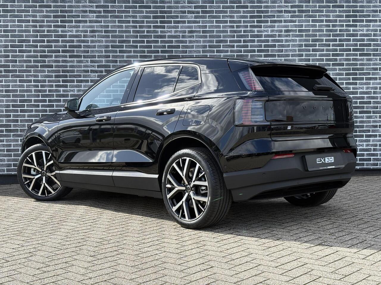 Volvo EX30 Single Motor Ext Range Plus Black Ed Europa 69 kWh | Google | Long Range | Adaptieve Cruise Control | DAB | Elek. Stoelen | Keyless | Warmtepomp | Camera | Elek. Achterklep | Harman Kardon Audio | Stoel-/Stuurverwarming | Getint Glas | 20" LM