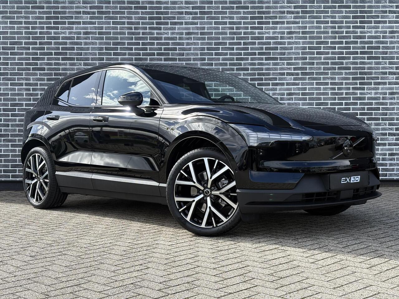 Volvo EX30 Single Motor Ext Range Plus Black Ed Europa 69 kWh | Google | Long Range | Adaptieve Cruise Control | DAB | Elek. Stoelen | Keyless | Warmtepomp | Camera | Elek. Achterklep | Harman Kardon Audio | Stoel-/Stuurverwarming | Getint Glas | 20" LM