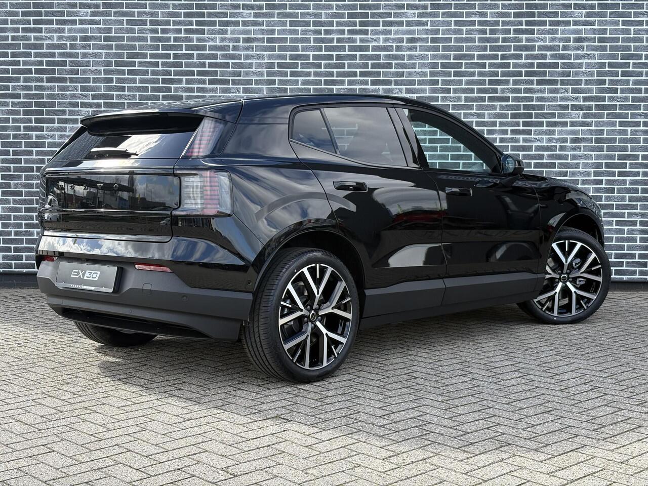 Volvo EX30 Single Motor Ext Range Plus Black Ed Europa 69 kWh | Google | Long Range | Adaptieve Cruise Control | DAB | Elek. Stoelen | Keyless | Warmtepomp | Camera | Elek. Achterklep | Harman Kardon Audio | Stoel-/Stuurverwarming | Getint Glas | 20" LM