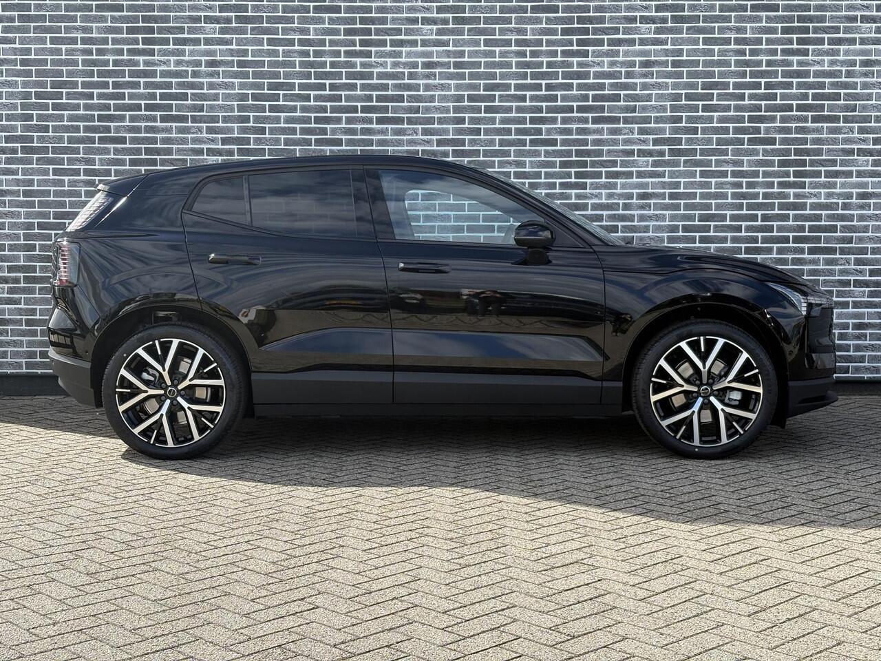 Volvo EX30 Single Motor Ext Range Plus Black Ed Europa 69 kWh | Google | Long Range | Adaptieve Cruise Control | DAB | Elek. Stoelen | Keyless | Warmtepomp | Camera | Elek. Achterklep | Harman Kardon Audio | Stoel-/Stuurverwarming | Getint Glas | 20" LM