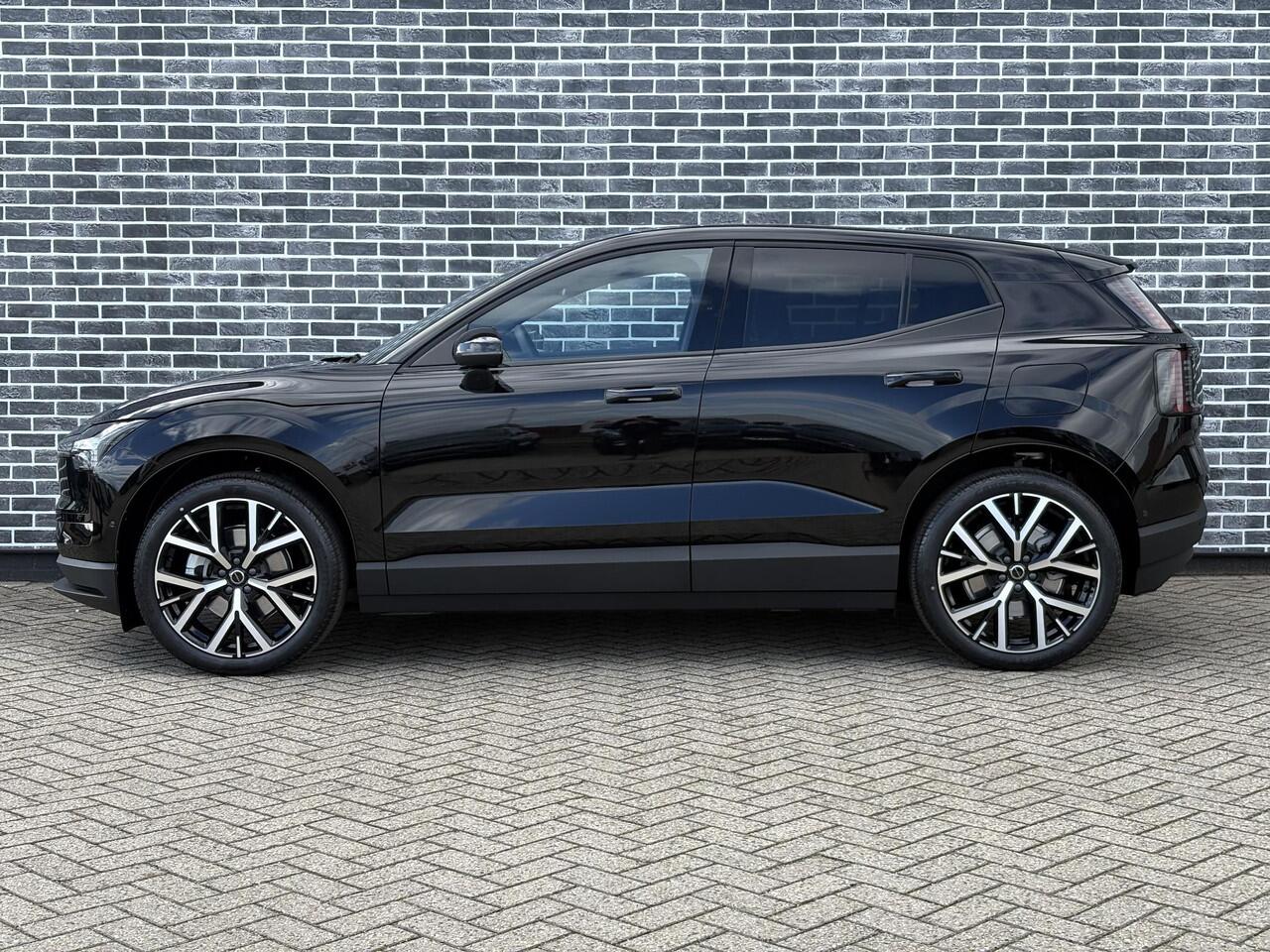 Volvo EX30 Single Motor Ext Range Plus Black Ed Europa 69 kWh | Google | Long Range | Adaptieve Cruise Control | DAB | Elek. Stoelen | Keyless | Warmtepomp | Camera | Elek. Achterklep | Harman Kardon Audio | Stoel-/Stuurverwarming | Getint Glas | 20" LM