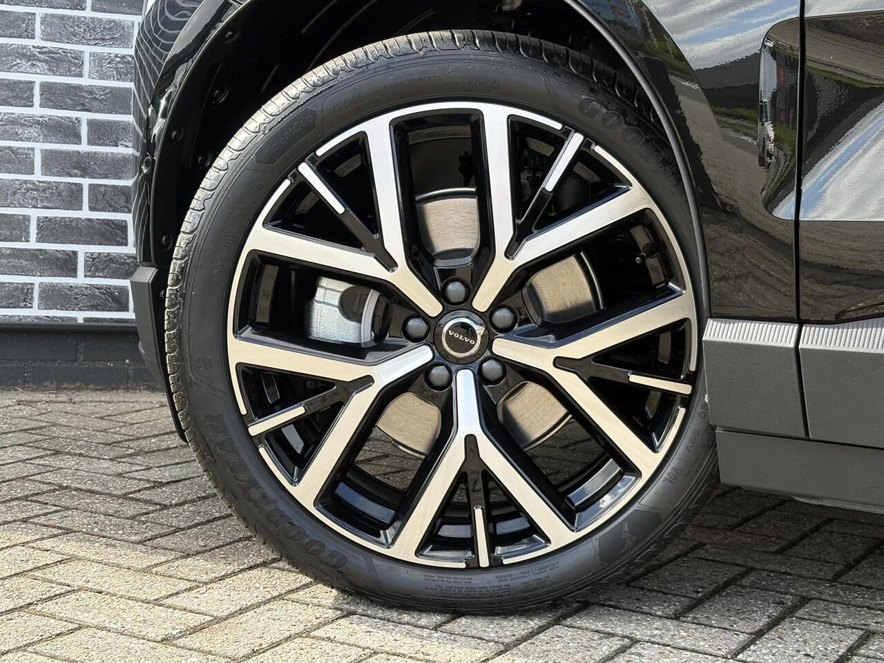 Volvo EX30 Single Motor Ext Range Plus Black Ed Europa 69 kWh | Google | Long Range | Adaptieve Cruise Control | DAB | Elek. Stoelen | Keyless | Warmtepomp | Camera | Elek. Achterklep | Harman Kardon Audio | Stoel-/Stuurverwarming | Getint Glas | 20" LM