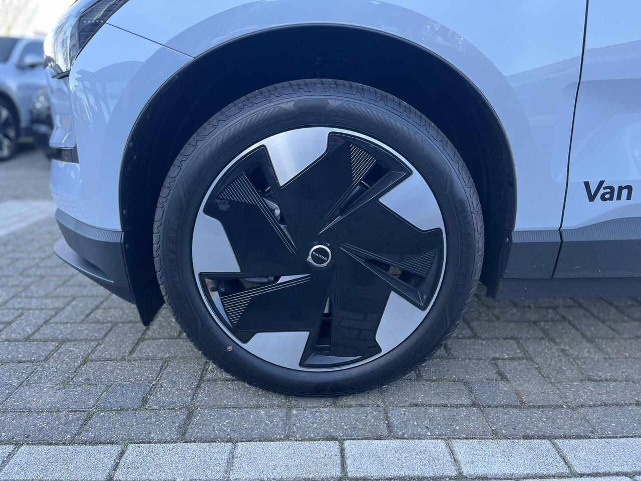 Volvo EX30 Single Motor Extended Range Plus 69 kWh | Harman / Kardon | Stoel- en Stuurverwarming | Apple Carplay |