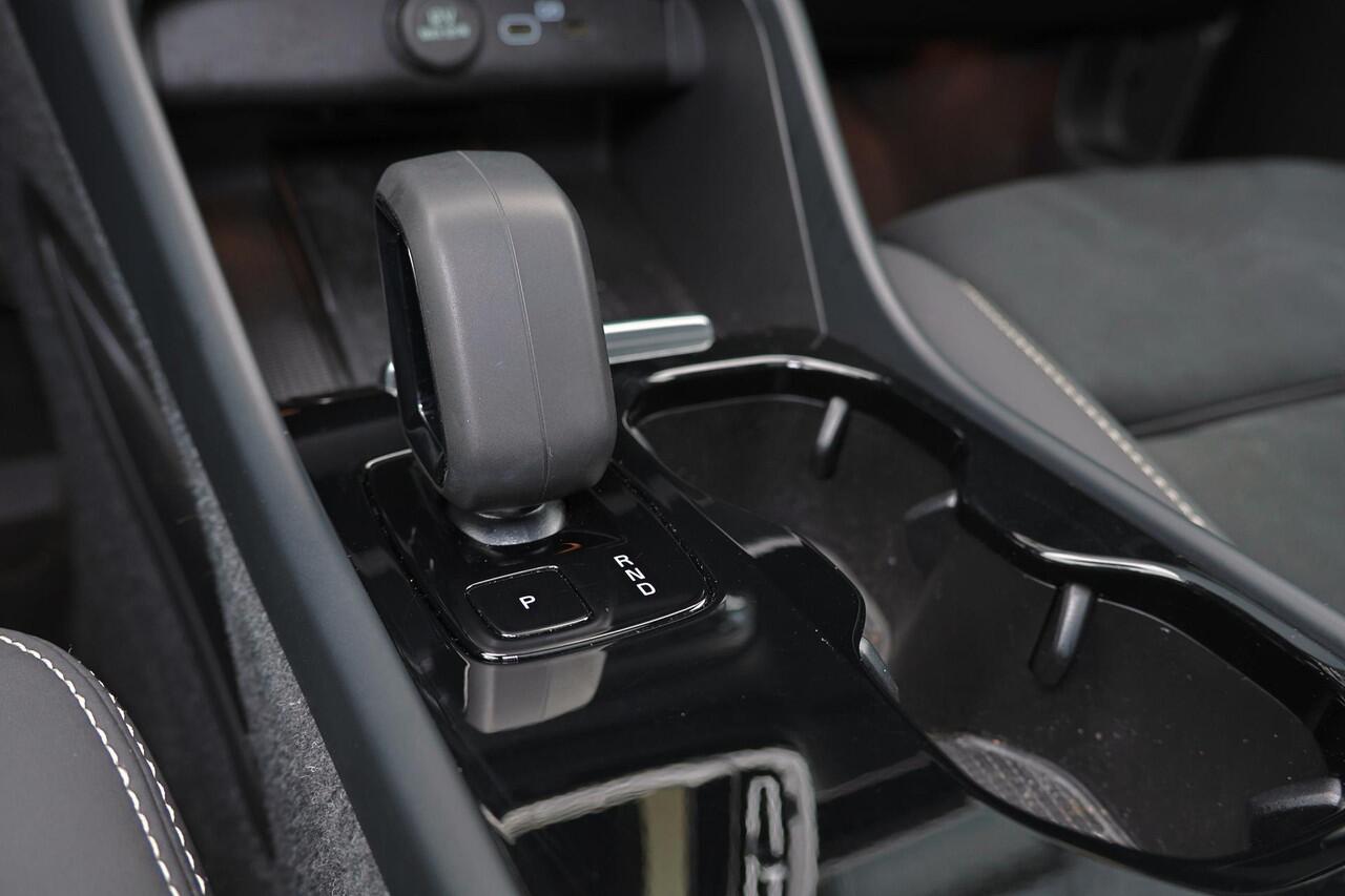 Volvo EX40 Recharge Twin Ultimate 82 kWh - Panorama/schuifdak - IntelliSafe Assist & Surround - 360º Camera - Harman/Kardon audio - Verwarmde voorstoelen, stuur & achterbank - Parkeersensoren voor & achter - Elektr. bedienb. voorstoelen met geheugen links - Warmtepo