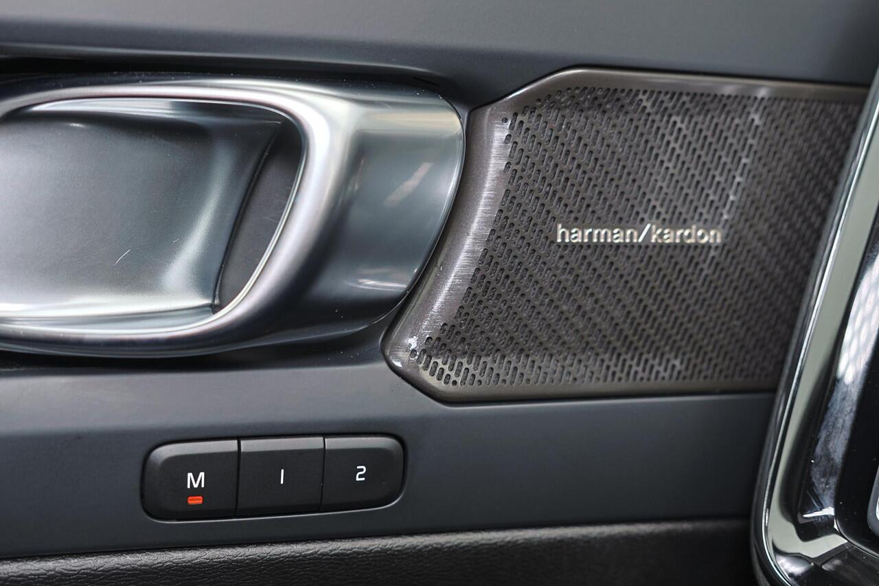 Volvo EX40 Recharge Twin Ultimate 82 kWh - Panorama/schuifdak - IntelliSafe Assist & Surround - 360º Camera - Harman/Kardon audio - Verwarmde voorstoelen, stuur & achterbank - Parkeersensoren voor & achter - Elektr. bedienb. voorstoelen met geheugen links - Warmtepo