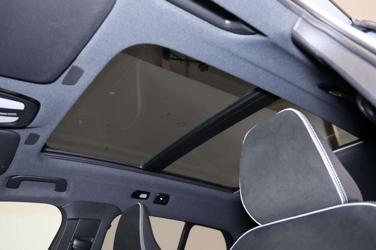 Volvo EX40 Recharge Twin Ultimate 82 kWh - Panorama/schuifdak - IntelliSafe Assist & Surround - 360º Camera - Harman/Kardon audio - Verwarmde voorstoelen, stuur & achterbank - Parkeersensoren voor & achter - Elektr. bedienb. voorstoelen met geheugen links - Warmtepo