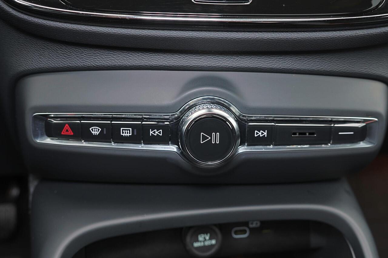 Volvo EX40 Recharge Twin Ultimate 82 kWh - Panorama/schuifdak - IntelliSafe Assist & Surround - 360º Camera - Harman/Kardon audio - Verwarmde voorstoelen, stuur & achterbank - Parkeersensoren voor & achter - Elektr. bedienb. voorstoelen met geheugen links - Warmtepo