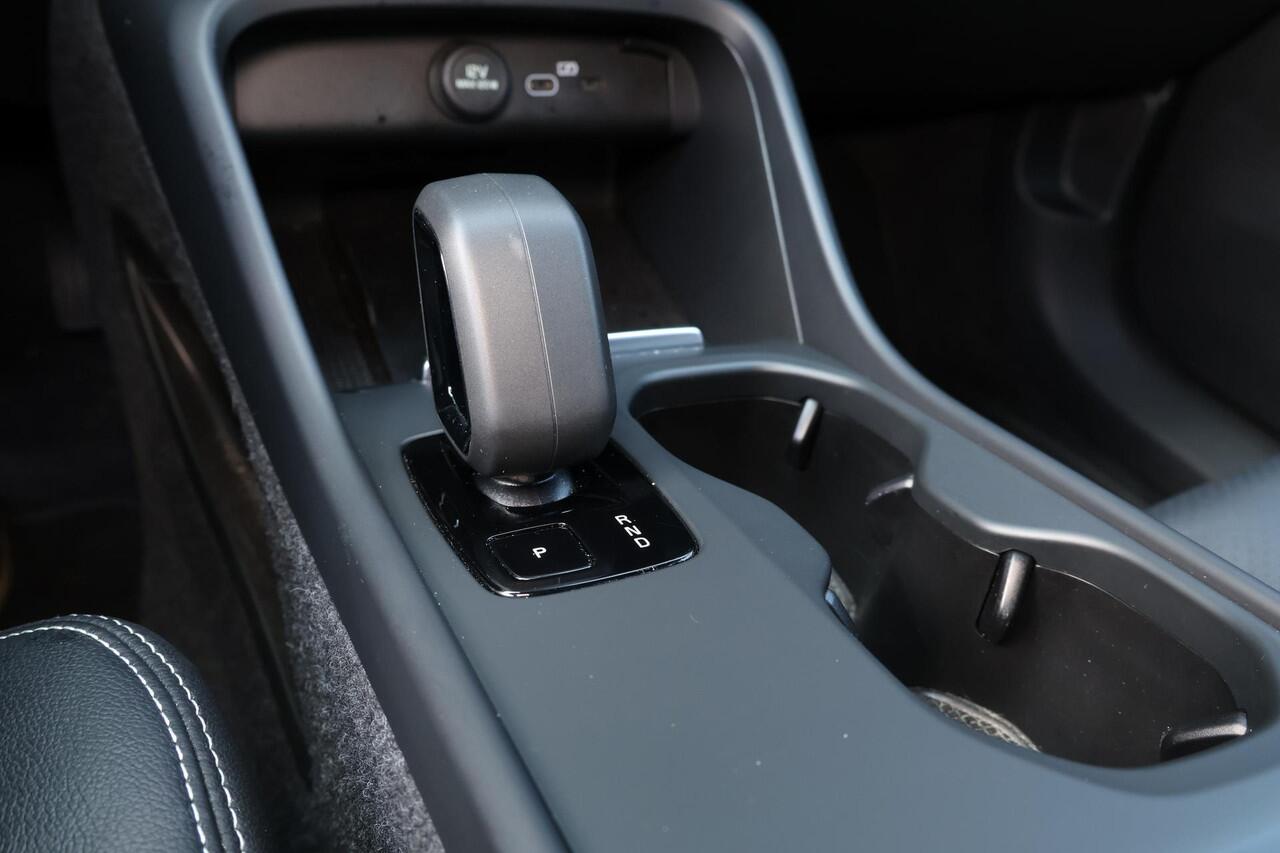 Volvo EX40 Plus Black Edition 70 kWh - IntelliSafe Assist & Surround - 360º Camera - Harman/Kardon audio - Verwarmde voorstoelen & stuur - Parkeersensoren voor & achter - Draadloze tel. lader - Warmtepomp - Extra getint glas - 20' LMV