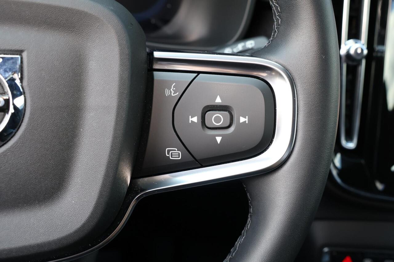 Volvo EX40 Plus Black Edition 70 kWh - IntelliSafe Assist & Surround - 360º Camera - Harman/Kardon audio - Verwarmde voorstoelen & stuur - Parkeersensoren voor & achter - Draadloze tel. lader - Warmtepomp - Extra getint glas - 20' LMV