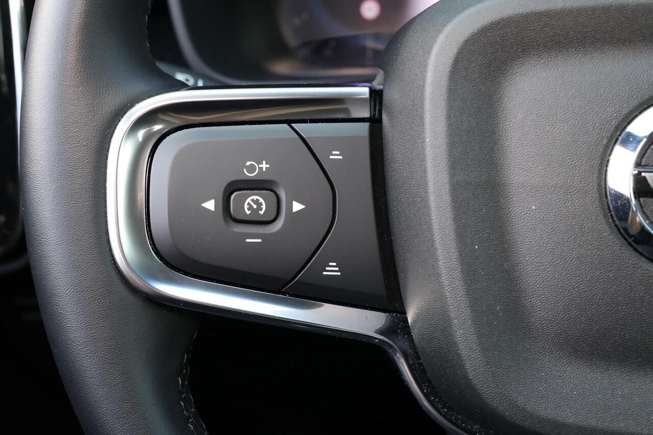 Volvo EX40 Plus Black Edition 70 kWh - IntelliSafe Assist & Surround - 360º Camera - Harman/Kardon audio - Verwarmde voorstoelen & stuur - Parkeersensoren voor & achter - Draadloze tel. lader - Warmtepomp - Extra getint glas - 20' LMV