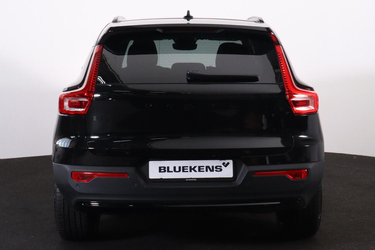 Volvo EX40 Plus Black Edition 70 kWh - IntelliSafe Assist & Surround - 360º Camera - Harman/Kardon audio - Verwarmde voorstoelen & stuur - Parkeersensoren voor & achter - Draadloze tel. lader - Warmtepomp - Extra getint glas - 20' LMV
